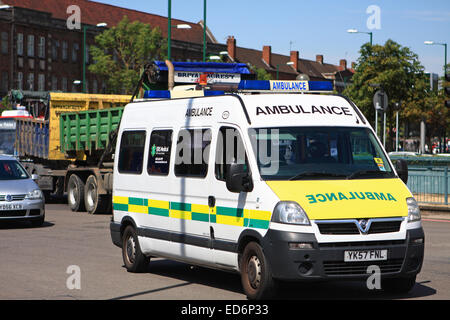 Ein Krankenwagen, um einen Kreisverkehr in Tolworth, Surrey, England reisen Stockfoto