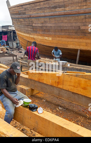 Bootsbau und Reparatur Hof, Elmina, Ghana, Afrika Stockfoto