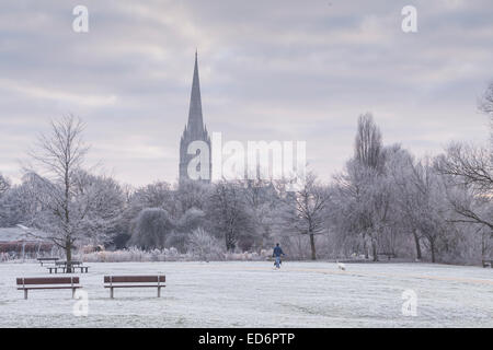 Salisbury, UK. 30. Dezember 2014. UK-Wetter.  Die Stadt von Salisbury in Südengland nach strengem Frost eine Nacht. Temperaturen in der Stadt erreicht ca.-4 ° c, Salisbury, UK. Bildnachweis: Julian Elliott/Alamy Live-Nachrichten Stockfoto