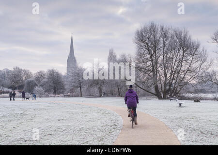 Salisbury, UK. 30. Dezember 2014. UK-Wetter.  Menschen gehen, um Arbeit in der Stadt von Salisbury in Süd-England nach eine Nacht scharf ist frost. Temperaturen in der Stadt erreicht ca.-4 ° c, Salisbury, UK. Bildnachweis: Julian Elliott/Alamy Live-Nachrichten Stockfoto