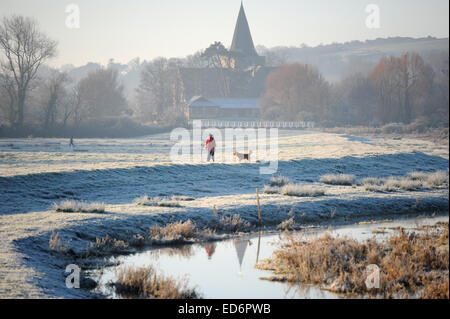 Touristenort, Sussex, UK. 30. Dezember 2014. UK-Wetter. Ein schöner Frostiger Morgen Fuß durch den Cuckmere River in der Nähe von Touristenort in East Sussex, wie Temperaturen weit unter Null heute Morgen bleiben. Stockfoto