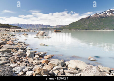 An den Ufern des Lake Argentinien wie wir wandern Sie entlang des Strandes in Richtung der Perito-Moreno-Gletscher Stockfoto