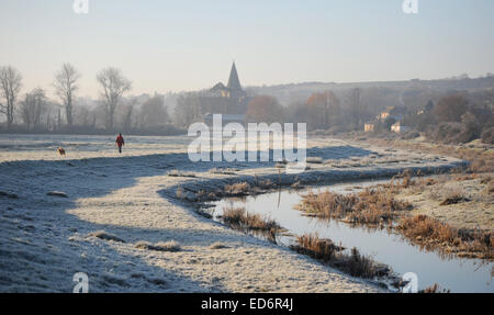 Touristenort, Sussex, UK. 30. Dezember 2014. UK-Wetter. Ein schöner Frostiger Morgen Fuß durch den Cuckmere River in der Nähe von Touristenort in East Sussex, wie Temperaturen weit unter Null heute Morgen bleiben. Stockfoto