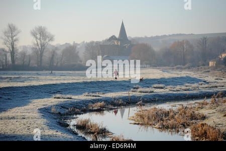 Touristenort, Sussex, UK. 30. Dezember 2014. UK-Wetter. Ein schöner Frostiger Morgen Fuß durch den Cuckmere River in der Nähe von Touristenort in East Sussex, wie Temperaturen weit unter Null heute Morgen bleiben. Stockfoto