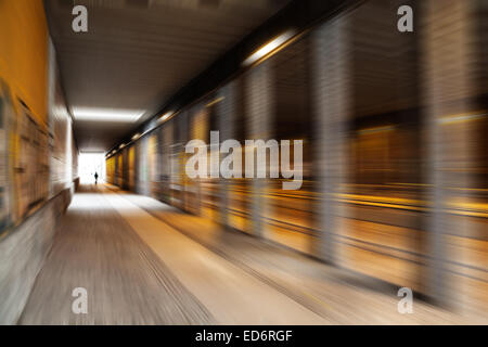 Unschärfe-Effekt in einem Autotunnel Stockfoto