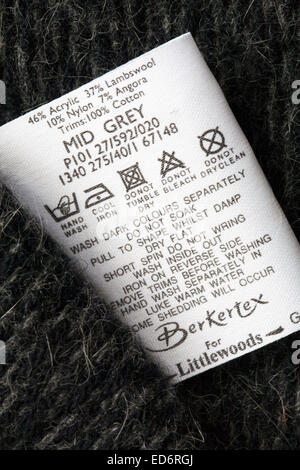 Etikett mit Waschanleitung in Berkertex-Kleidungsstück Stockfoto