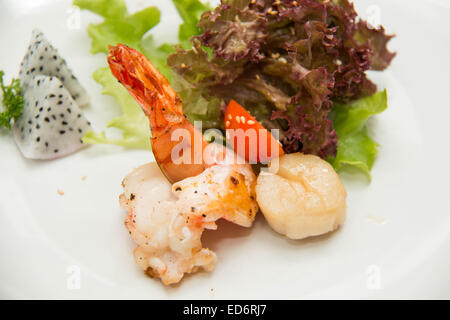 Tiger Garnelen Garnelen mit frischem Salat in Platte Stockfoto