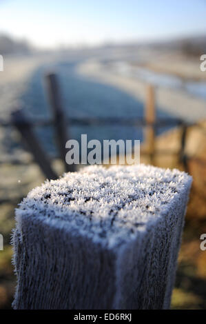 Touristenort Sussex UK. 30. Dezember 2014. UK-Wetter. Die frostige Szene entlang dem Fluß Cuckmere in East Sussex als Temperaturen weit unter Null heute Morgen bleiben. Bildnachweis: Simon Dack/Alamy Live-Nachrichten Stockfoto