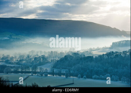 Builth Wells, Wye Valley, Powys, UK. 30. Dezember 2014. Mit den Temperaturen steigen nach einigen Tagen der bitter kalt Wetter Prognose beginnt der Tag mit einem anderen schweren Frost und Minusgraden im Wye Valley. Bildnachweis: Graham M. Lawrence/Alamy Live-Nachrichten. Stockfoto