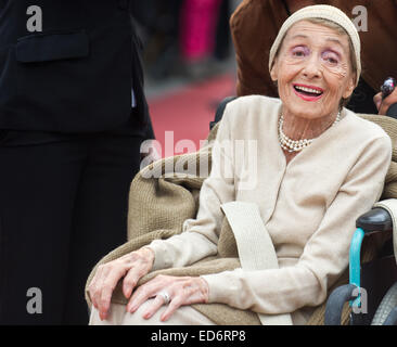 (Datei) - eine Archiv Bild vom 5. September 2011 zeigt jüdische Schauspielerin Luise Rainer jubeln nach Erhalt einen goldenen Stern auf dem Boulevard der Stars in Berlin, Deutschland. Foto: SOEREN STACHE/dpa Stockfoto