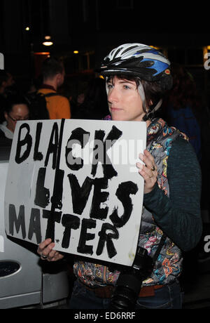 Steh-weibliche Demonstranten skandierten "Hands up nicht schießen" mit eine Menschenmenge blockiert beim Blocken eines Amtrak Zug in Oakland Ca. Stockfoto