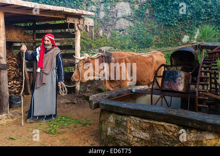 Priscos, Portugal. 29. Dezember 2014.  Darstellung der Berufe im Heiligen Land. Organisiert von der Bevölkerung von Priscos, einem kleinen Dorf (Distrikt Braga, Nordportugal), steht die Krippe als das größte live-Darstellung der Geburt Christi in Europa. Um diese Szene eine kleine Stadt, die Darstellung des Lebens im Heiligen Land, ist Zeit mit Roman Military und politischen Strukturen, jüdischen Sakralbauten und Handwerkerläden gebaut. Bildnachweis: StockPhotosArt.com/Alamy Live-Nachrichten Stockfoto