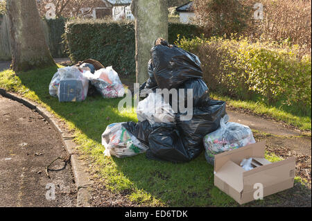 Aufbau von Hausmüll Zuflucht verursachen Verstopfung und Haufen von Abfällen, die Verhinderung des Zugriffs für Behinderte auf Rat Pflaster Stockfoto