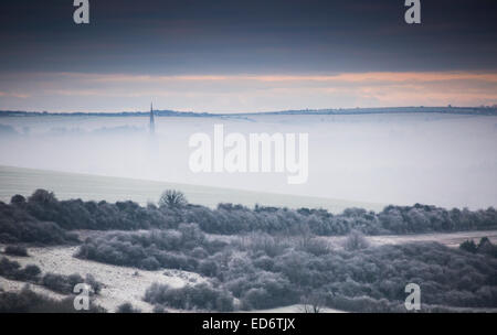 Wiltshire, UK. 30. Dezember 2014. UK-Wetter. Kathedrale von Salisbury Spire im Morgennebel mit Frost am tiefen rund um Salisbury Credit: John Eccles/Alamy Live News Stockfoto