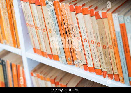 Vintage Taschenbücher veröffentlicht durch Penguin Books - Ende 1940er bis 1960er Stockfoto