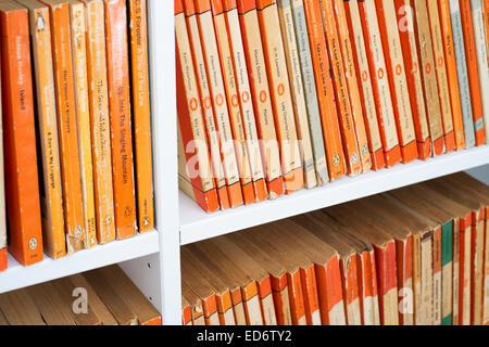 Vintage Taschenbücher veröffentlicht durch Penguin Books - Ende 1940er bis 1960er Stockfoto