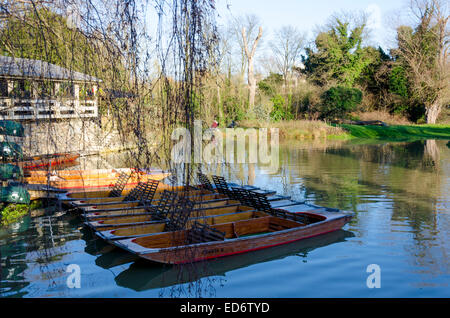 Cambridge, UK. 29. Dezember 2014: flache auf den Mühlenteich in Cambridge Stockfoto