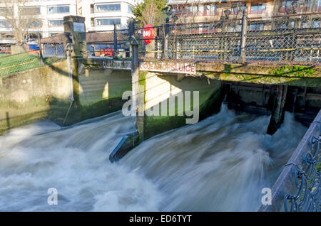 Cambridge, UK. 29. Dezember 2014: Wasser fließt durch eine Schleuse auf dem Fluss Cam in Cambridge Stockfoto