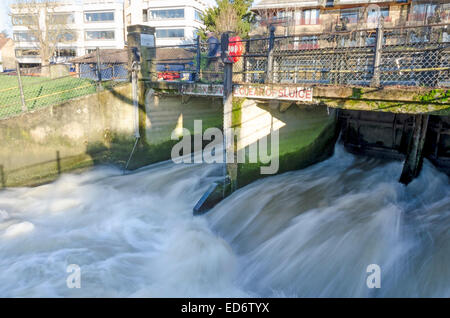 Cambridge, UK. 29. Dezember 2014: Wasser fließt durch eine Schleuse auf dem Fluss Cam in Cambridge Stockfoto