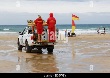 Rettungsschwimmer am fistral Beach an einem windigen Tag in Newquay, Cornwall, UK. Stockfoto