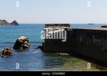 Hafenmauer später Bucht, Cornwall, UK. Stockfoto