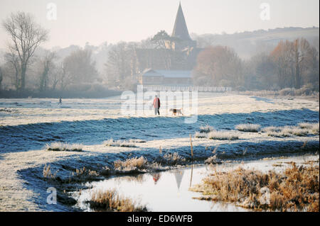 Touristenort, Sussex, UK. 30. Dezember 2014. UK-Wetter: Ein schöner Frostiger Morgen Fuß durch den Cuckmere River in der Nähe von Touristenort Stockfoto