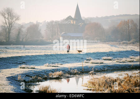 Touristenort, Sussex, UK. 30. Dezember 2014. UK-Wetter: Ein schöner Frostiger Morgen Fuß durch den Cuckmere River in der Nähe von Touristenort Stockfoto