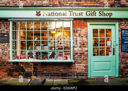 Der National Trust-Geschenk-Shop in der Altstadt von York. Stockfoto