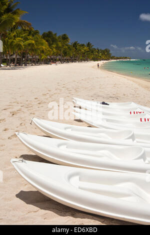 Mauritius, Le M Orne, öffentlichen Strand Le Morne, Seekajaks auf sand Stockfoto