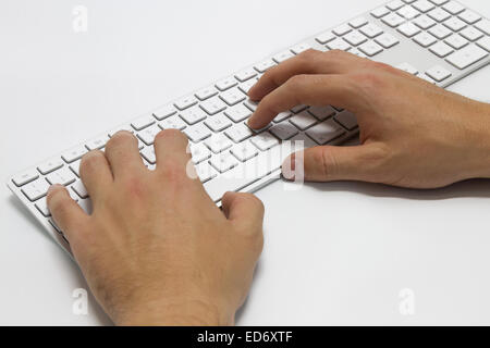 Hände auf die weißen wireless-Tastatur tippen Stockfoto