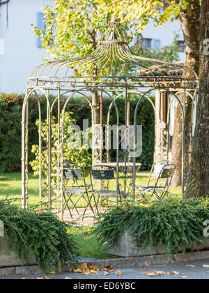 schön offen und leer Metall Laube im Garten Stockfoto