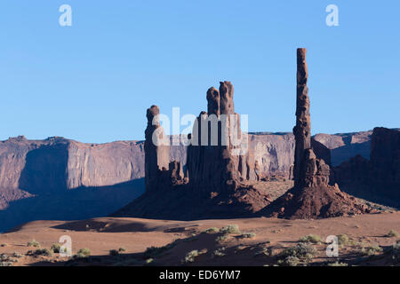 Totempfahl (rechts), Yei Bi Chei (Mitte), Monument Valley Navajo Tribal Park, Utah, USA Stockfoto