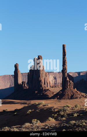 Totempfahl (rechts), Yei Bi Chei (Mitte), Monument Valley Navajo Tribal Park, Utah, USA Stockfoto