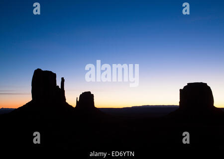 USA, Utah, Monument Valley Navajo Tribal Park, Westen und Osten Mitten Buttes (links), Merrick Butte (rechts), Sonnenaufgang Stockfoto