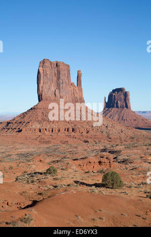 USA, Utah, Monument Valley Navajo Tribal Park, West Mitten Butte (links), East Mitten Butte (rechts) Stockfoto