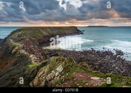 Albion Sand in der Nähe Marloes Strand in Pembrokeshire. Blick auf Skokholm Insel bei Sonnenuntergang an einem Wintertag Stockfoto