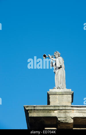 Statue von der Muse der Musik, Euterpe. Dach der Clarendon Gebäude, Universität Oxford, England Stockfoto