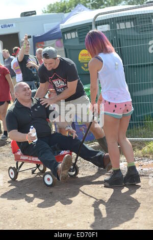 Glastonbury Festival 2014 - Promi-Sichtungen und Atmosphäre - Tag 2 Featuring: Lily Allen Where: Glastonbury, Vereinigtes Königreich: 27. Juni 2014 Stockfoto