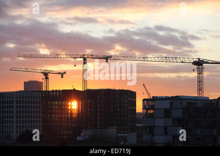 London, UK. 30. Dezember 2014. Klarem Himmel für fast den letzten Tag des Jahres 2014. Die untergehende Sonne auf das neue Bürogebäude in Kings Cross Central im Norden von London. Bildnachweis: Monica Wells/Alamy Live-Nachrichten Stockfoto