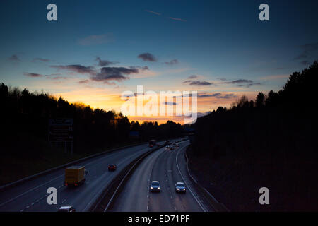 Autos auf der Autobahn M4 bei Sonnenuntergang. Stockfoto