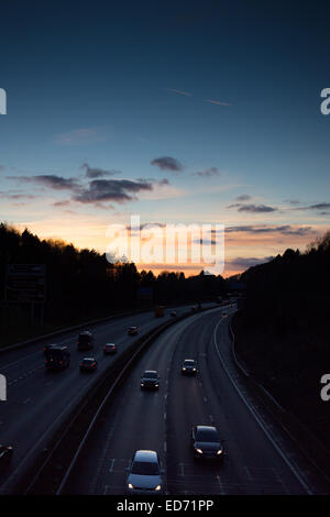 Autos auf der Autobahn M4 bei Sonnenuntergang. Stockfoto