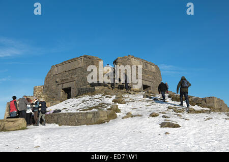 MOEL Famau, Wales, UK. 30. Dezember 2014. Trotz eisigen Bedingungen unter den Füßen Hunderte von Wanderern machte das Beste aus der hellen Winterwetter von Wagen, die Spitze der Moel Famau, Denbighshire, Nord-Wales. Bildnachweis: atgof.co/Alamy Live News Stockfoto