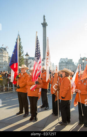 Trafalgar Square, London, UK.  30. Dezember 2014.  Die University of Texas Longhorn Alumni Band durchgeführt für die Massen als eine Predule auf der Londoner New Year Day Parade. Bildnachweis: Neil Cordell/Alamy Live-Nachrichten Stockfoto