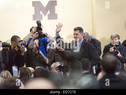 Ann Arbor, Michigan, USA. 30. Dezember 2014. Jim Harbaugh wird als der nächste Kopf Fußball-Trainer an der University of Michigan bei seiner einleitenden Pressekonferenz am Chrysler Center in Ann Arbor, MI am 30. Dezember 2014 eingeführt. © Mark Bialek/ZUMA Draht/Alamy Live-Nachrichten Stockfoto