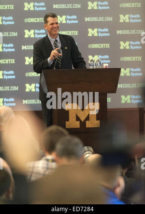 Ann Arbor, Michigan, USA. 30. Dezember 2014. Jim Harbaugh wird als der nächste Kopf Fußball-Trainer an der University of Michigan bei seiner einleitenden Pressekonferenz am Chrysler Center in Ann Arbor, MI am 30. Dezember 2014 eingeführt. © Mark Bialek/ZUMA Draht/Alamy Live-Nachrichten Stockfoto