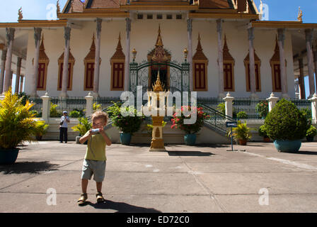 Kind alleine wandern und Fotografieren im königlichen Palast. Phnom Penh. Der Königspalast in Phnom Penh wurde über einem Jahrhundert gebaut. Stockfoto