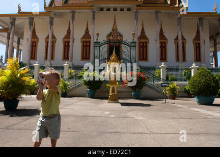 Kind alleine wandern und Fotografieren im königlichen Palast. Phnom Penh. Der Königspalast in Phnom Penh wurde über einem Jahrhundert gebaut. Stockfoto