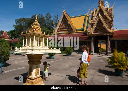 Kind alleine wandern und Fotografieren im königlichen Palast. Phnom Penh. Der Königspalast in Phnom Penh wurde über einem Jahrhundert gebaut. Stockfoto