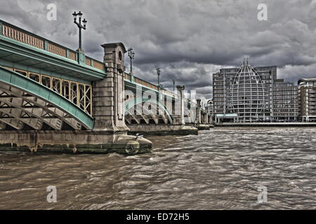 Blick nach Süden entlang Southwark Bridge, London Stockfoto