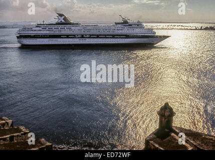 3. April 2001 - San Juan, Puerto Rico, US - Celebrity Cruises MV Mercury in Bucht von San Juan, betrachtet von berühmten Castillo San Felipe del Morro (Morro Schloß), historische Zitadelle aus dem 16. Jahrhundert auf der nordwestlichen Punkt der Insel der alten San Juan, Puerto Rico. Im Grunde in der Silhouette ist eine der Festungen Kuppel bedeckt Sentry Boxen bekannt als Garitas, die ein kulturelles Symbol von Puerto Rico geworden sind. (Kredit-Bild: © Arnold Drapkin/ZUMA Draht) Stockfoto